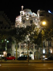 Casa Battl&oacute; at night