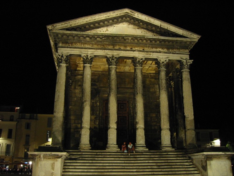 Maison Carr&eacute; at night